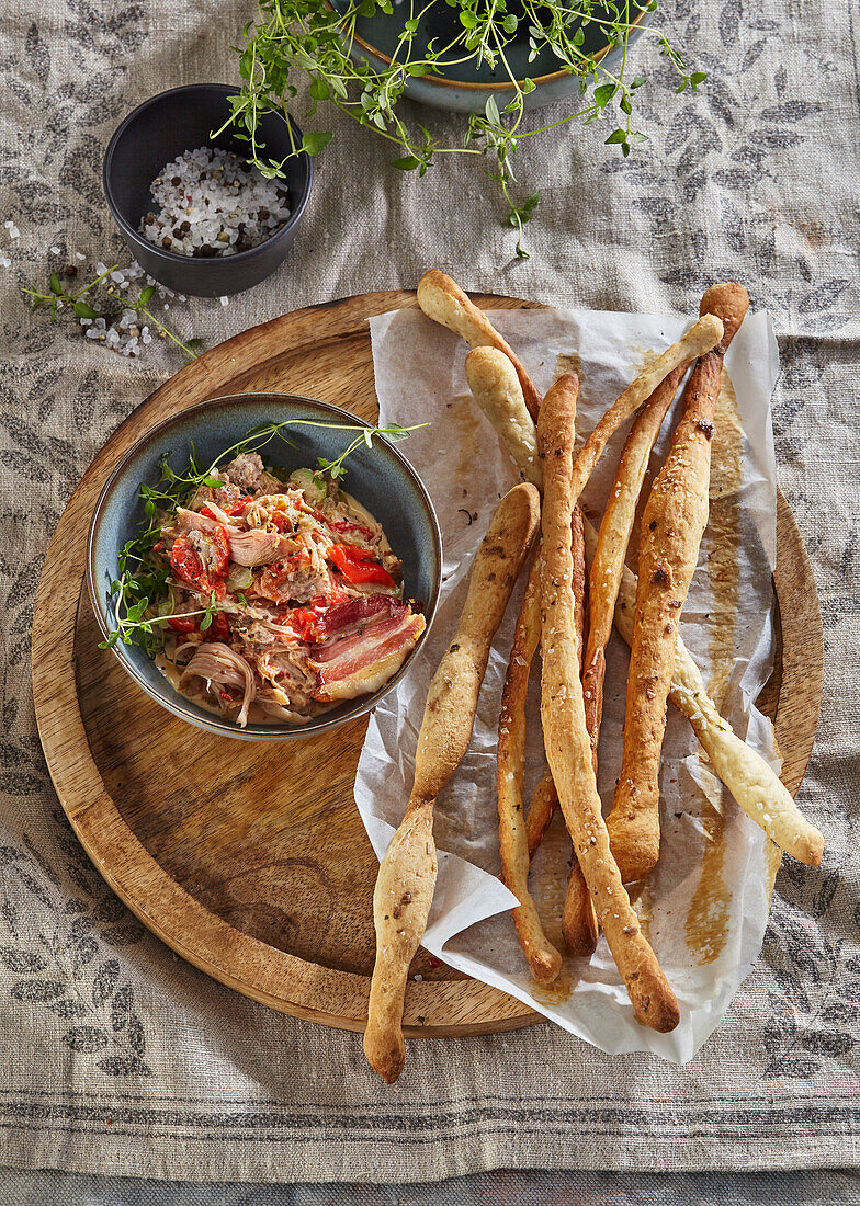 Geräucherter Hähnchensalat und hausgemachte Grissini