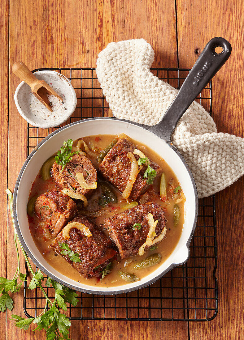 Hackfleisch-Rouladen mit Schinken und Gurken