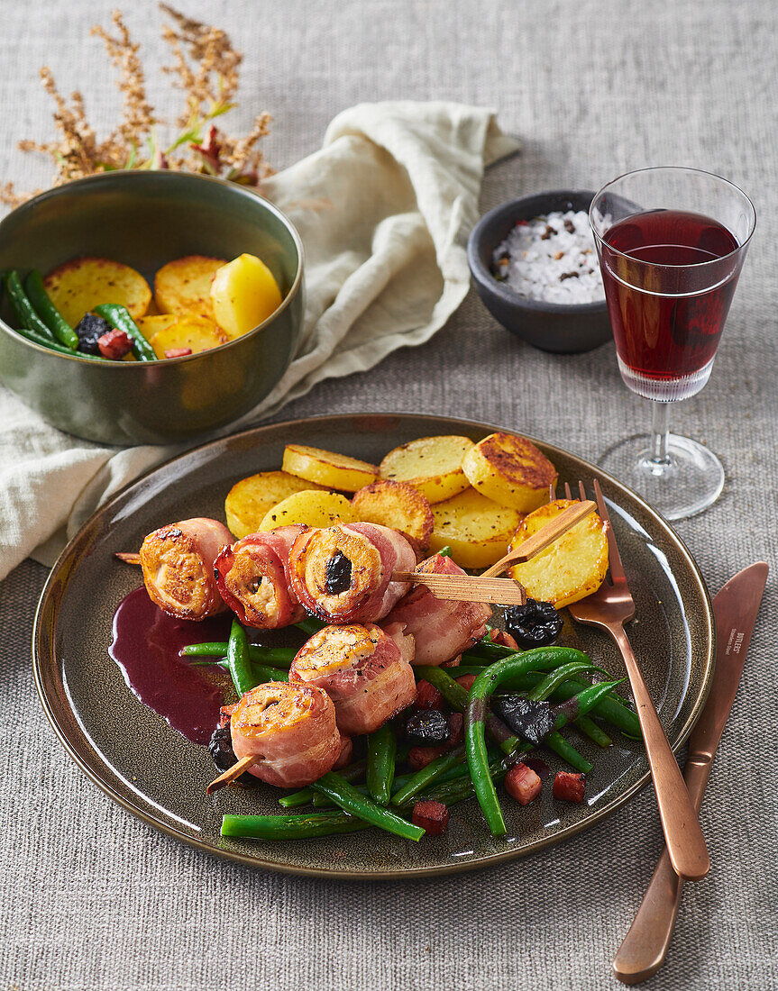 Pheasant skewers with fried potatoes and green beans