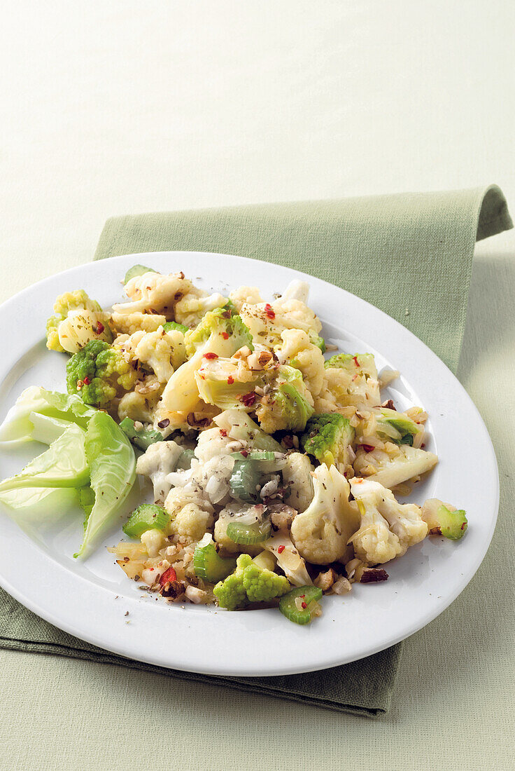 Romanesco mit Nüssen und Peperoncino