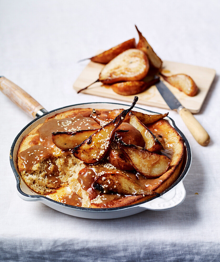 Heißer Pfannenkuchen mit Tahini-Ahorn-Birnen