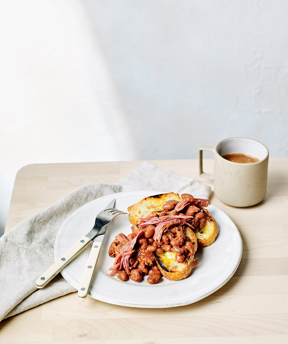 Geschmorte Bohnen mit Schinken aus dem Slow-Cooker