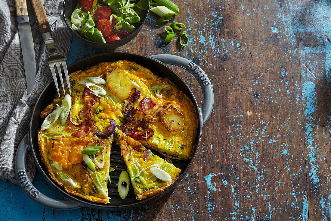 Gebackene Frittata mit Speck und Frühlingszwiebeln