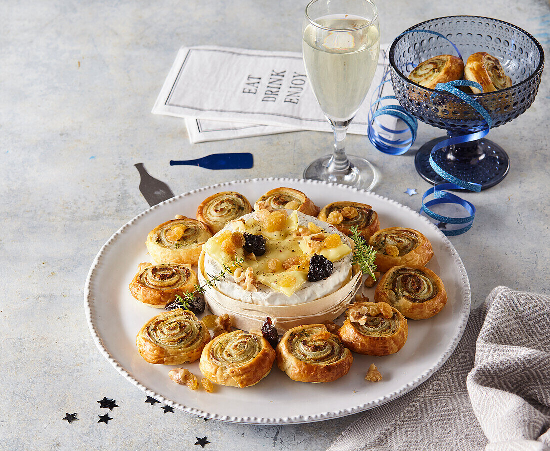 Gebackener Camembert mit Blätterteigschnecken