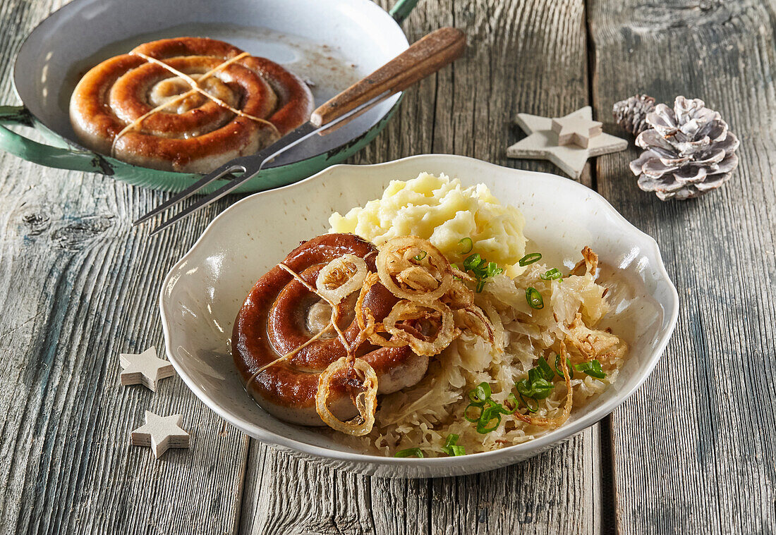 Wurst mit Sauerkraut und Zwiebelringen