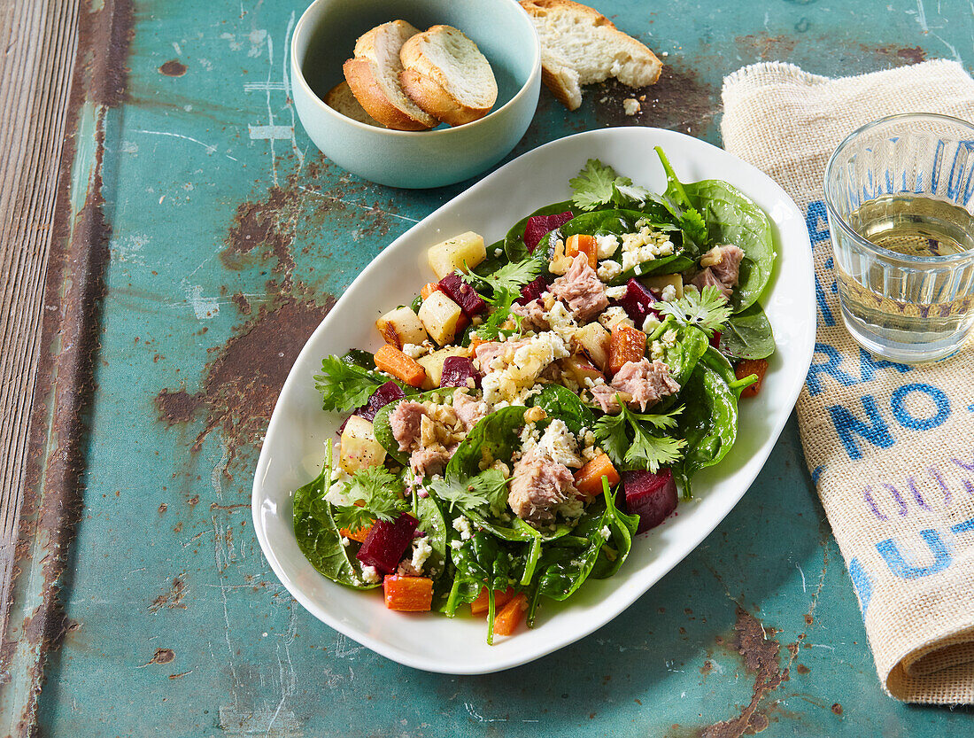 Gerösteter Gemüsesalat mit Thunfisch und Walnüssen