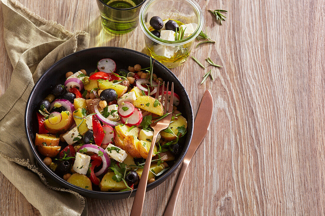 Kartoffelsalat mit Radieschen, Oliven und Feta