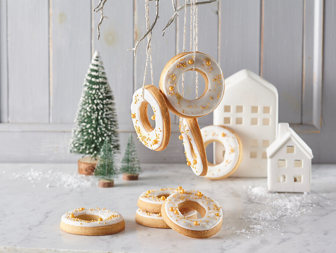 Butter cookies with lemon glaze