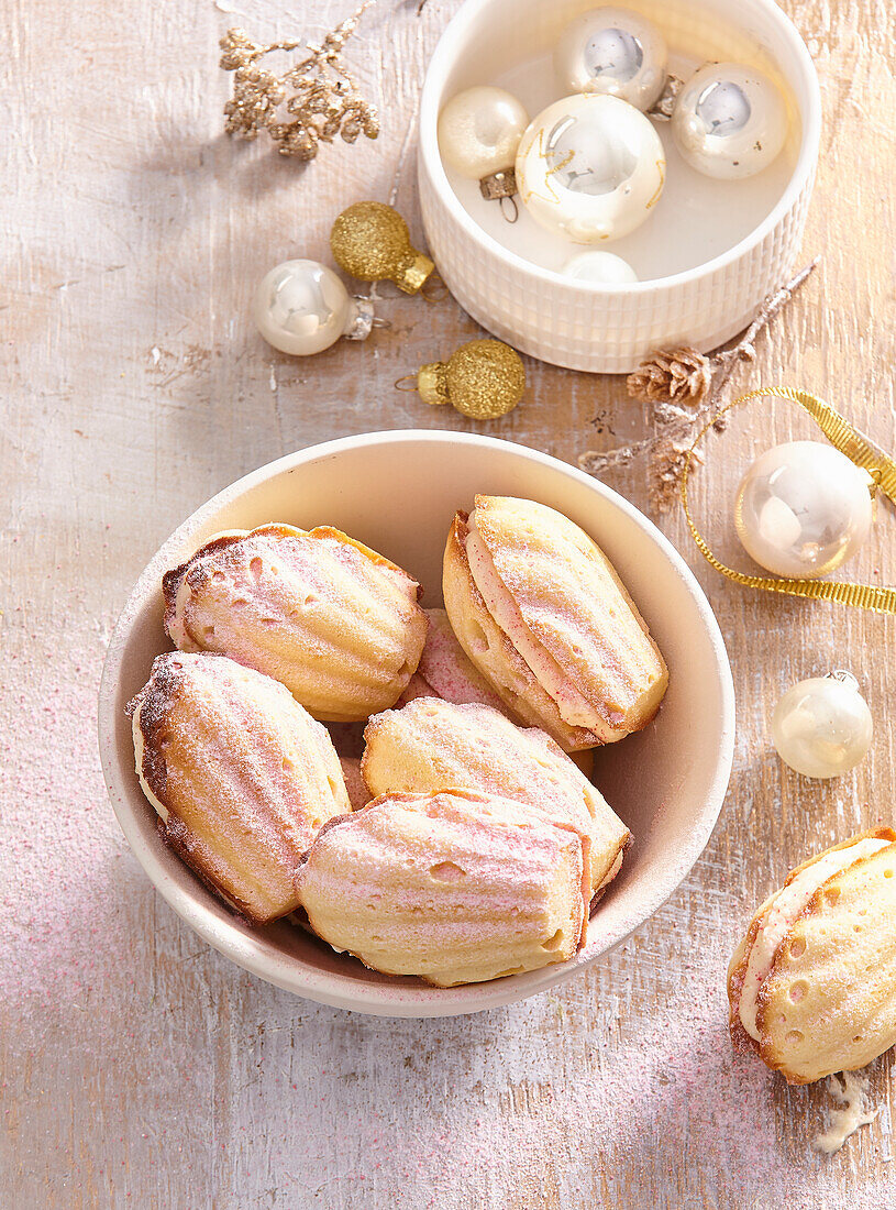 Filled madeleines with marzipan