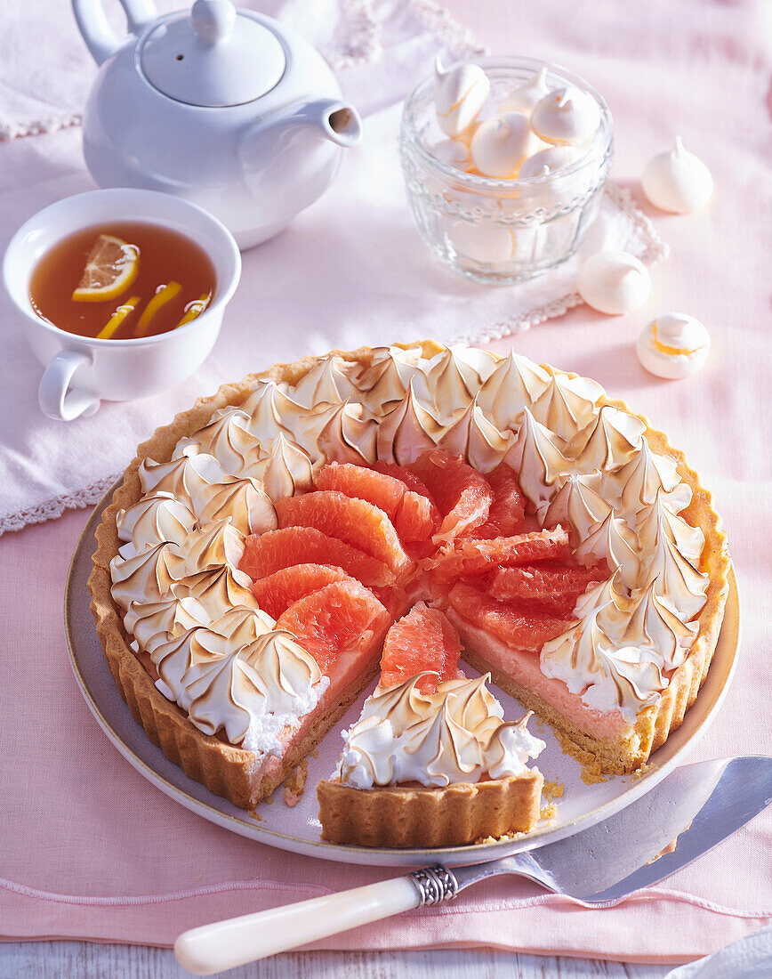 Grapefruit-Zitronen-Kuchen mit Baiserrand