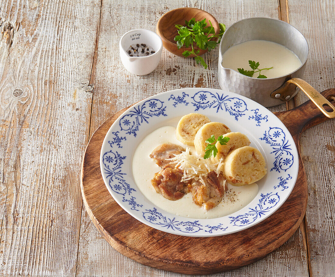 Huhn mit Meerrettichsauce und Knödeln