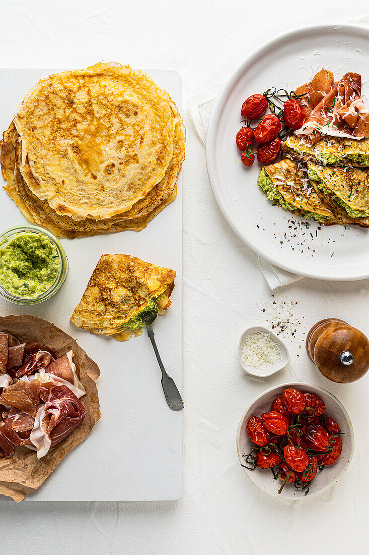 Pikante Crêpes mit Prosciutto, Tomaten und Avocadocreme