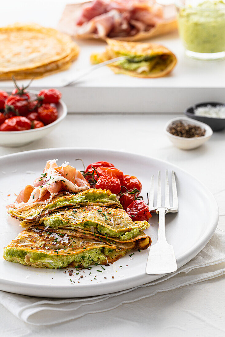 Pikante Crêpes mit Prosciutto, Tomaten und Avocadocreme