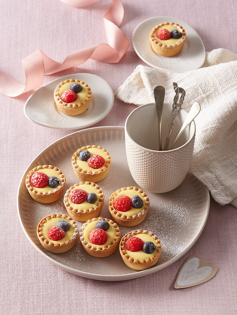 Lemon Curd Törtchen mit Beeren