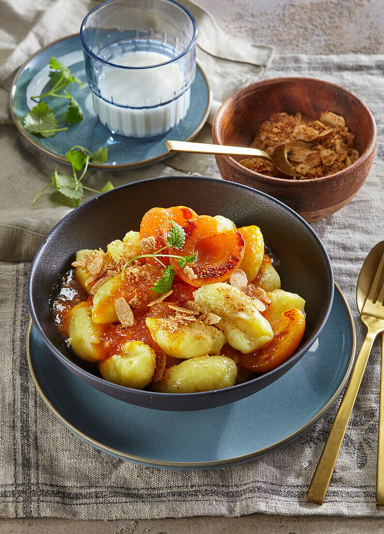 Kartoffelgnocchi mit Aprikosen und Zimtkrümel