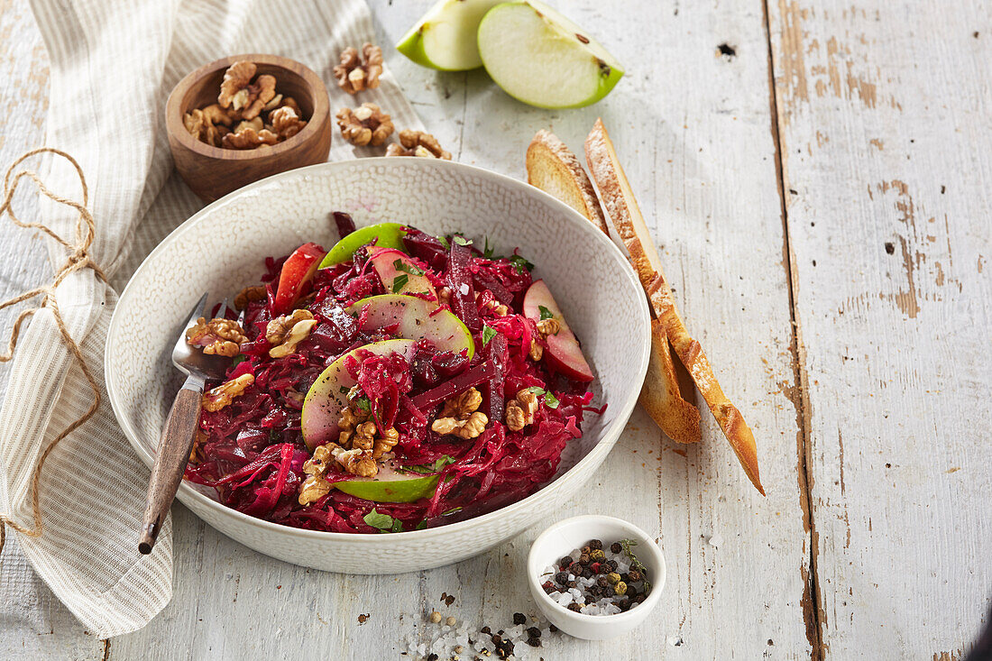 Roter Sauerkrautsalat mit Äpfeln und Walnüssen