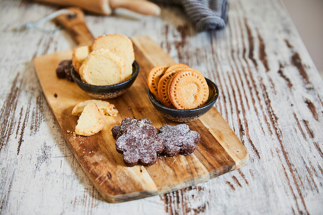 Mürbeteigtaler, Butter-Schokoblumen, Butterkekse mit Herzmotiv