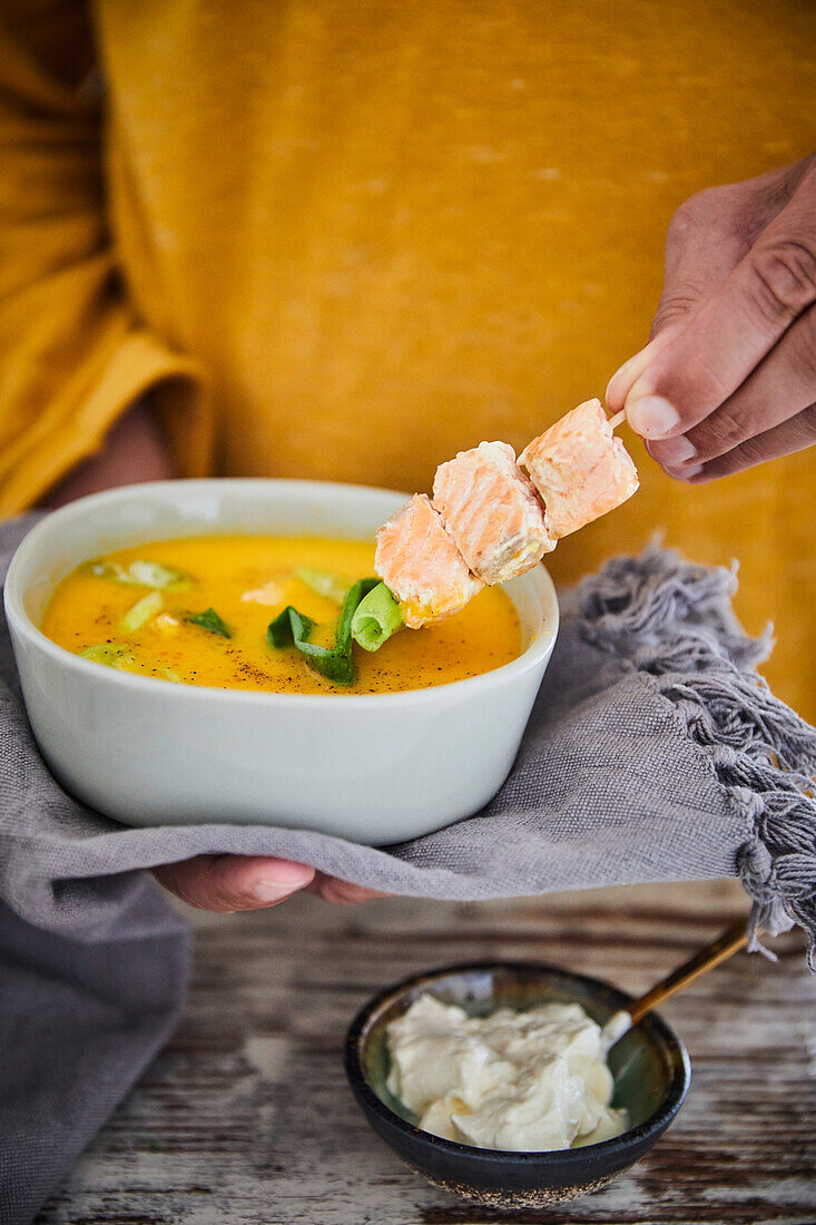 Currysuppe mit Lachsspiess