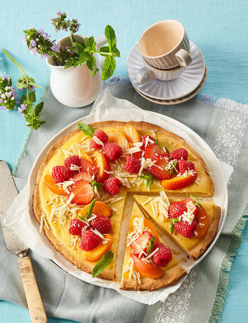 Süße Pizza mit Sommerfrüchten