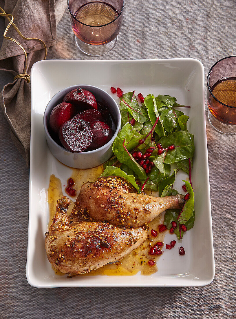 Würziges Hähnchen mit Salat und gerösteter Rote Bete