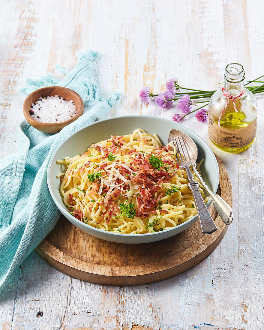 Spaghetti mit Sahnesauce und Speck