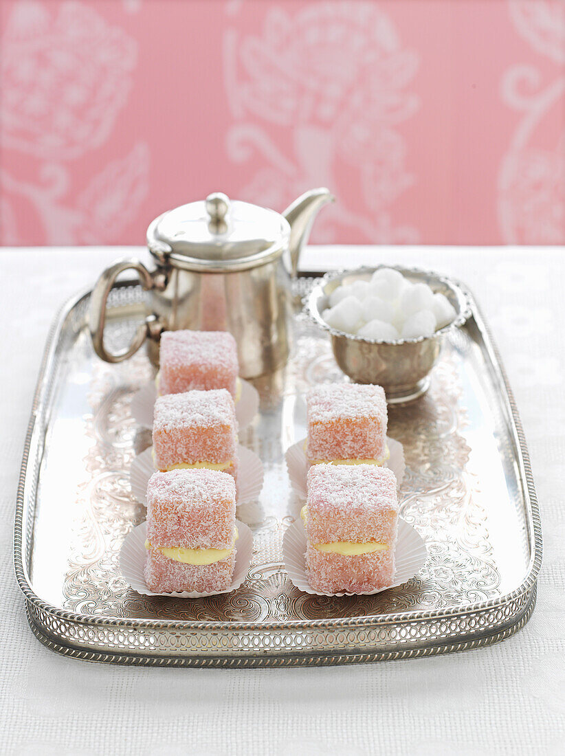 Himbeer-Lamingtons aus weißer Schokolade