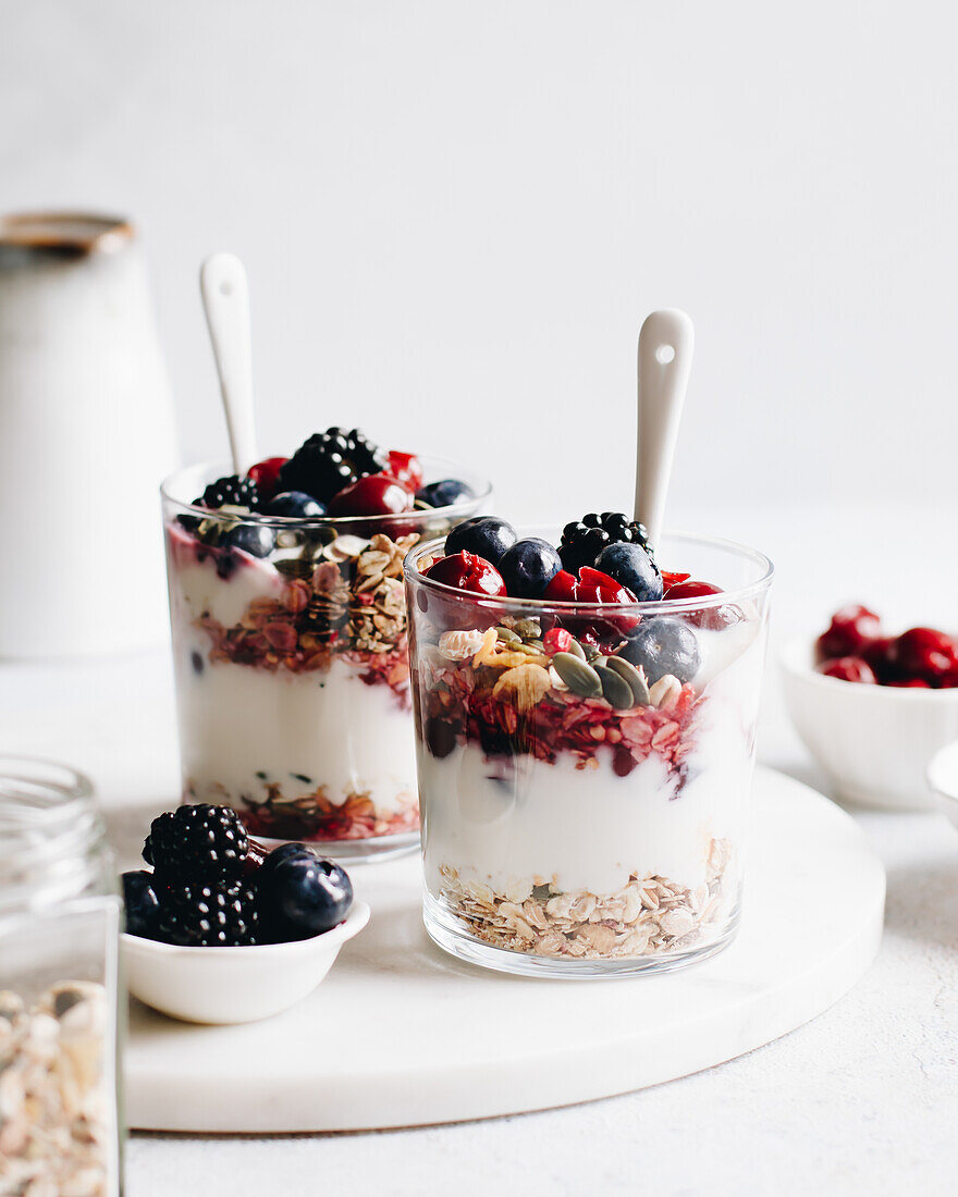 Sojajoghurt mit Kirschen, Beeren, Haferflocken und Kürbiskernen