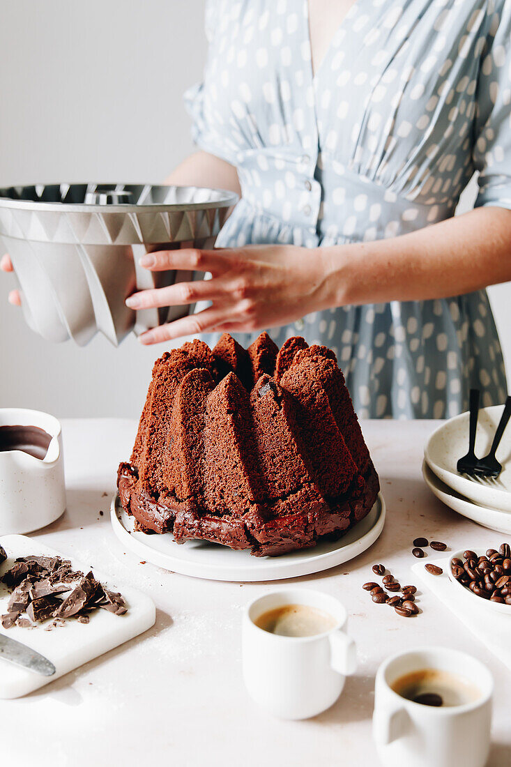 Veganer Gugelhupf mit Schokolade und Espresso