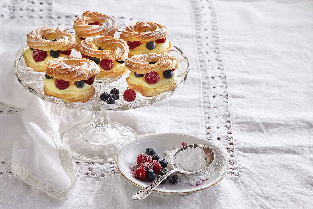 Brandteiggebäck mit Quarkcreme und Beeren