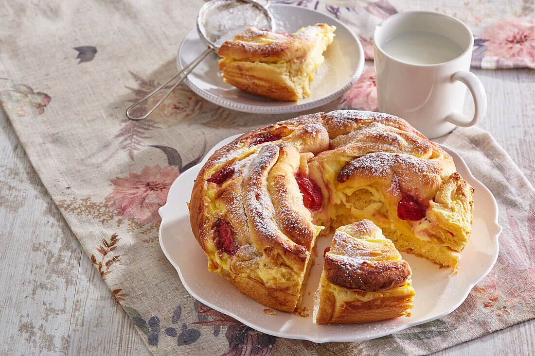 Kuchenkranz mit Pudding und Erdbeeren