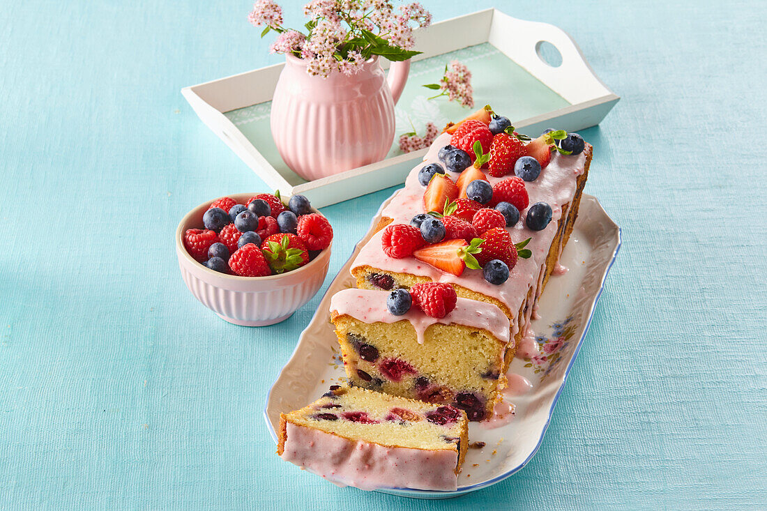 Kastenkuchen mit Sommerbeeren