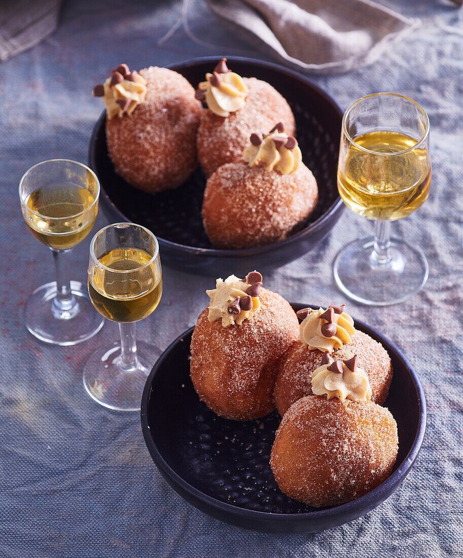 Donut-Bällchen gefüllt mit Salzkaramellcreme