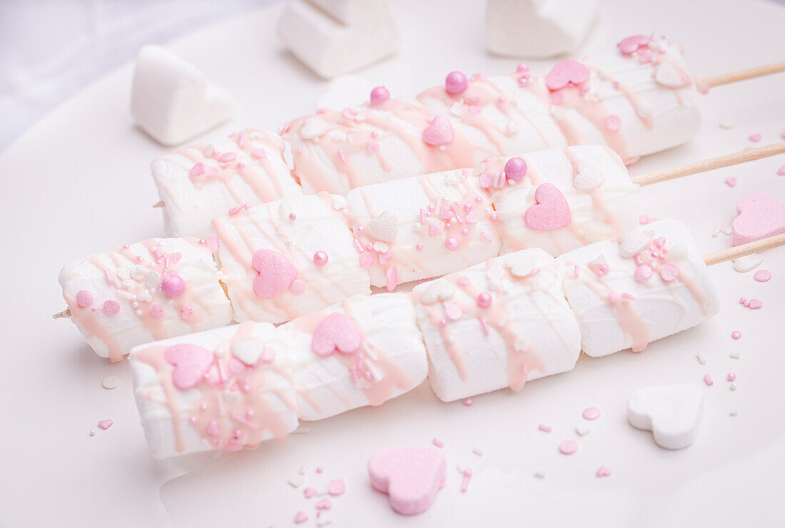 Marshmallow-Spieße mit rosa Zuckerstreusel
