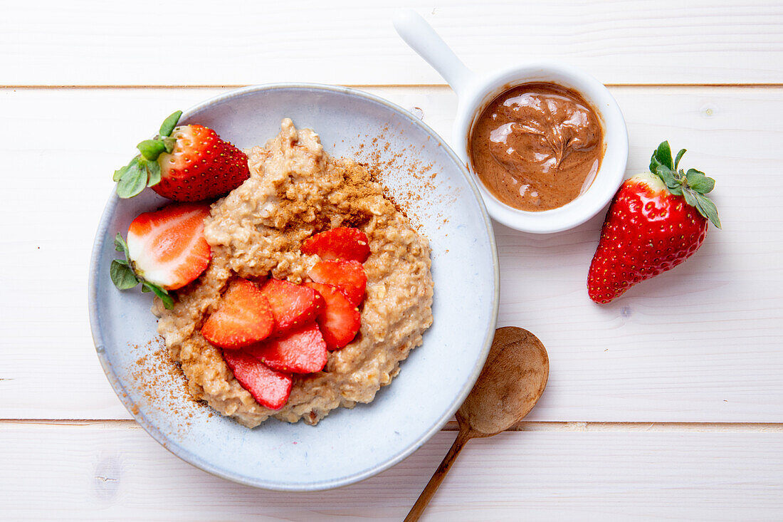 Porridge with fresh strawberries