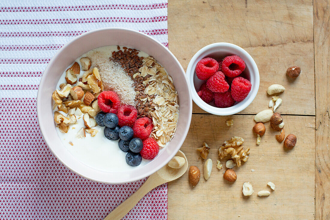 A breakfast bowl with skyr, muesli and berries