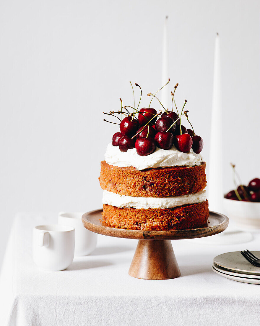Naked Cake with vanilla mascarpone cream and cherries