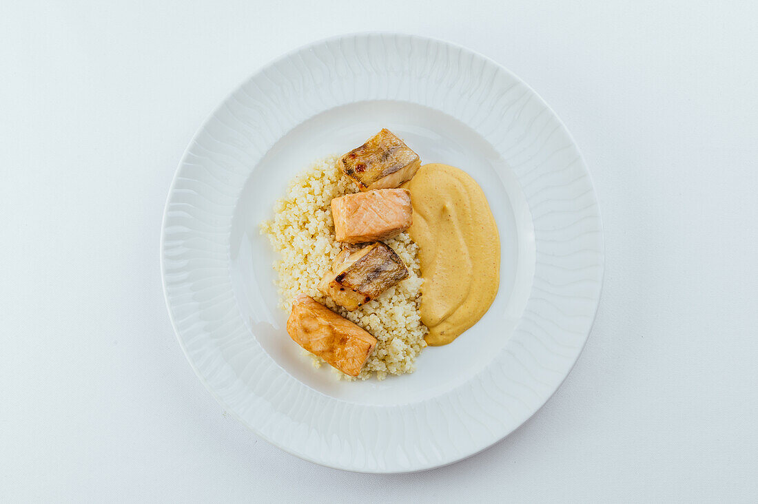 Lachs mit Reis und Sauce