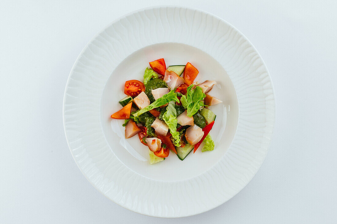 Salat mit Räucherfisch und Kräutersauce