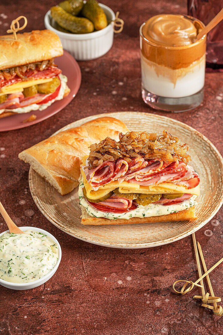 Sandwich mit Frischkäse, geräucherter Rindenbrust, Schinken und Käse