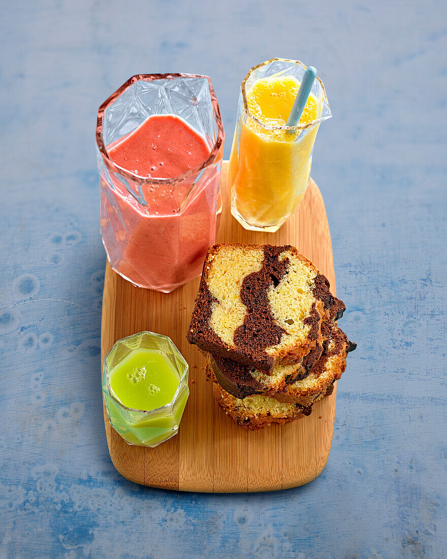 Marble cake with various smoothies