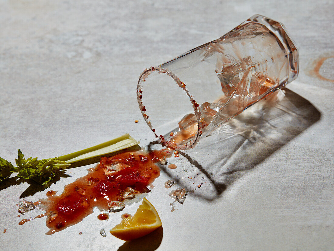 Umgekipptes Glas mit Resten von Bloody Mary