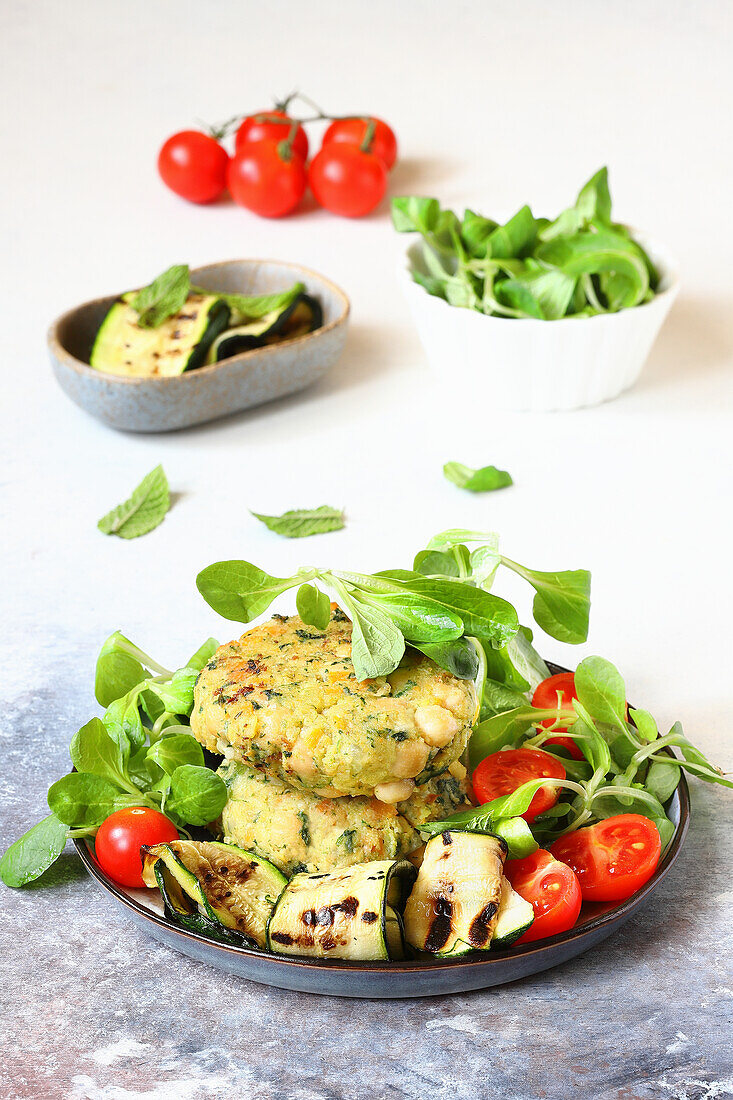 Vegetable fritters with chickpeas, spinach, carrots and onions served with lamb's lettuce