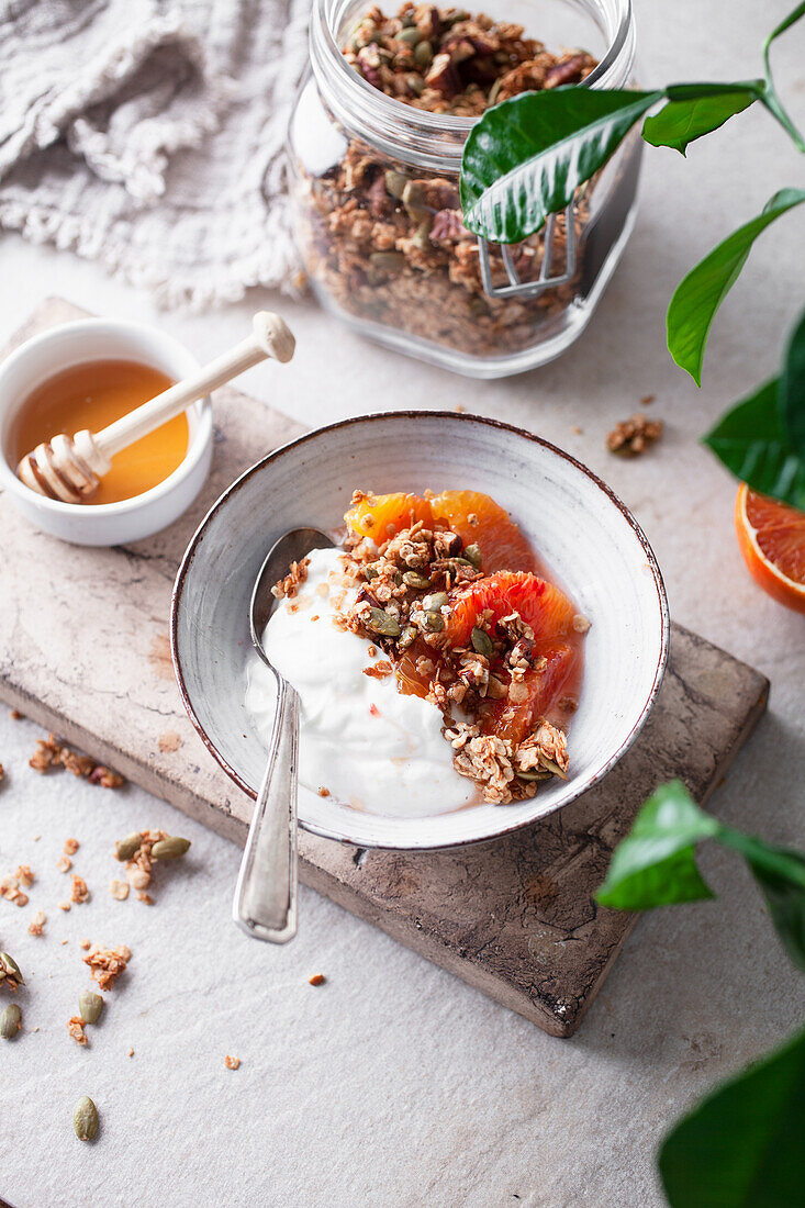 Joghurt-Bowl mit Blutorangen, Müsli und Honig