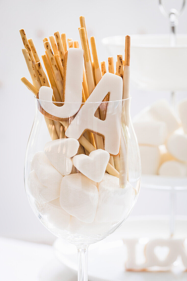 Marshmallow-Herzen, Salzstangen und 'JA' im Glas
