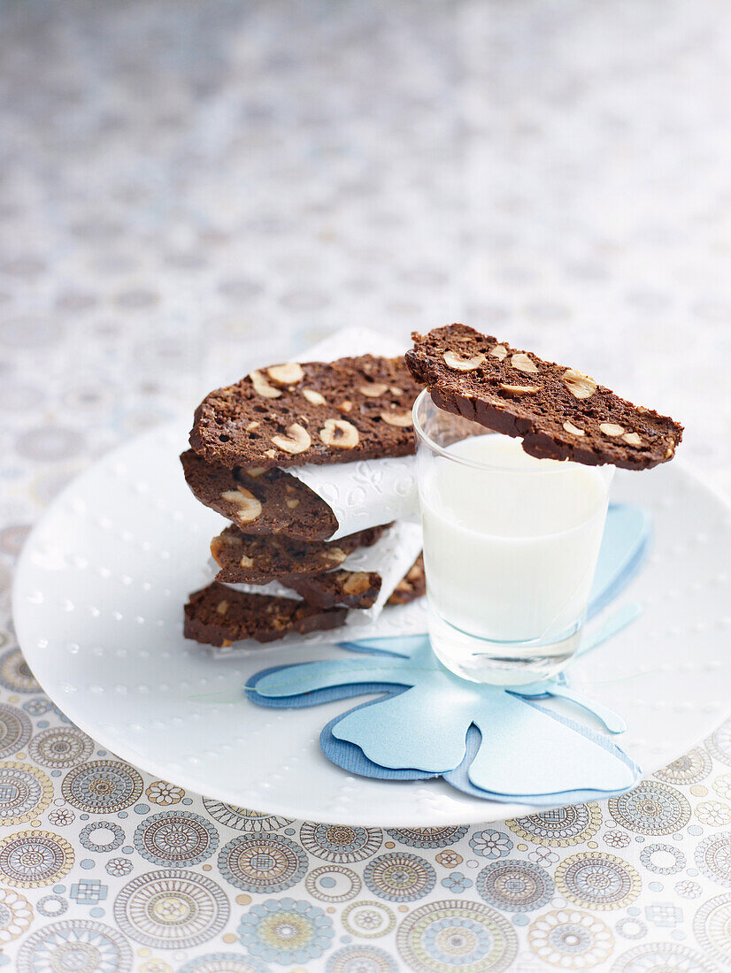 Triple-Chocolat-Biscotti mit Haselnüssen