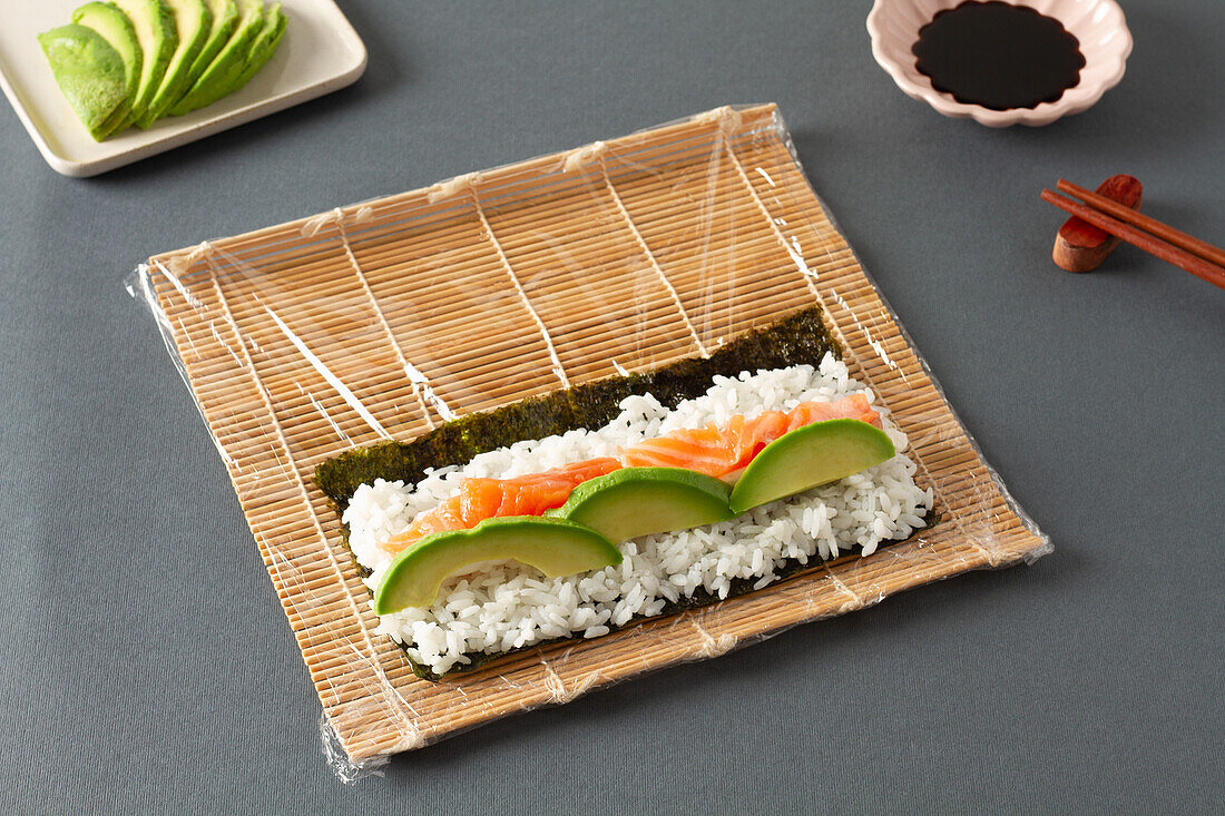 Maki-Sushi mit Lachs und Avocado zubereiten