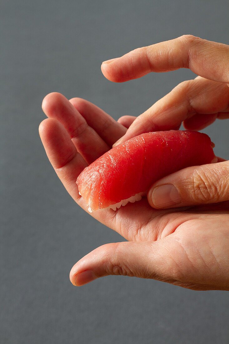 Nigiri-Sushi mit Lachs zubereiten
