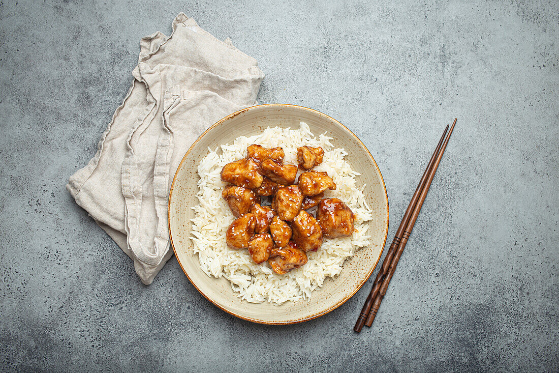 Chinesisches süß-saures Hühnchen mit Sesamsamen und Reis