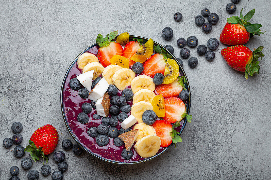 Acai-Smoothie-Bowl mit Chiasamen und frischem Obst