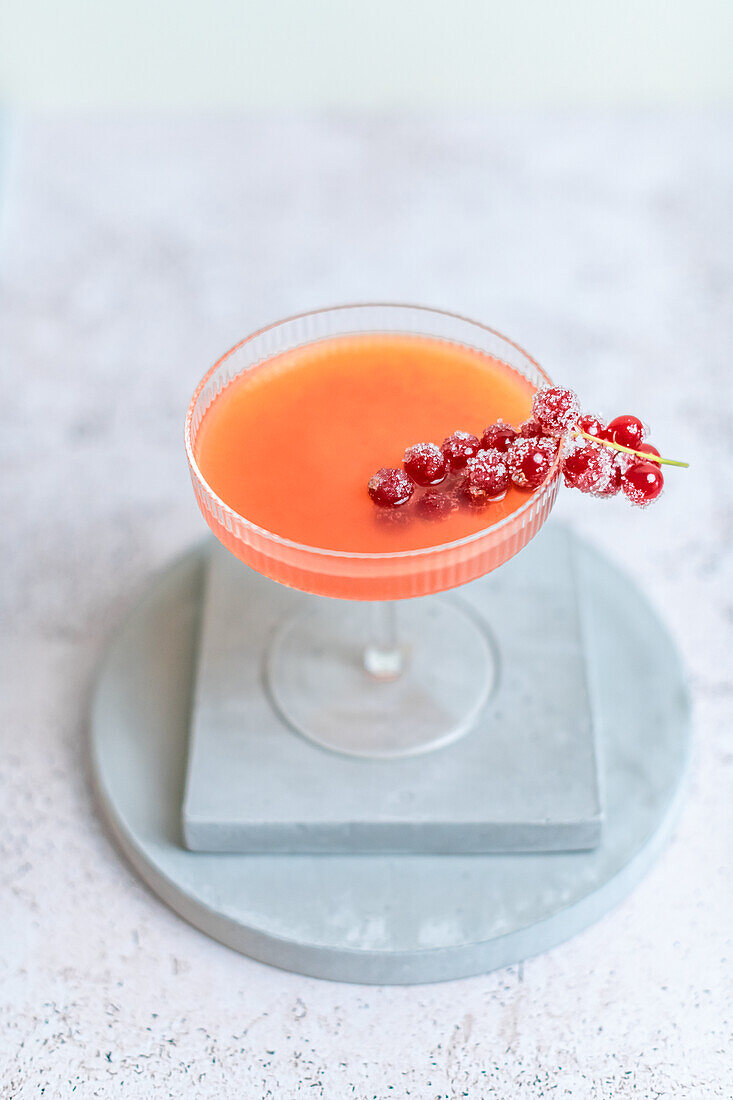 Grapefruit-Gin-Cocktail mit gezuckerten roten Johannisbeeren